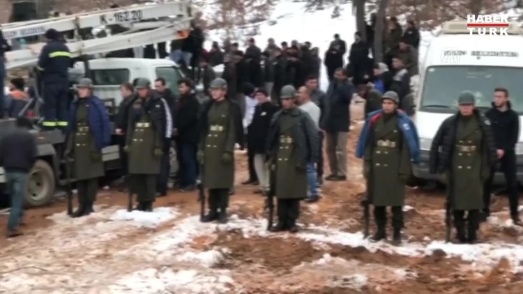 Şehit cenazesinde bir grup genç, üşümesinler diye montlarını askerlere giydirdi