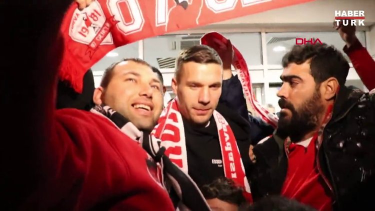 Antalyaspor'un prensipte anlaştığı Lukas Podolski Antalya'ya geldi