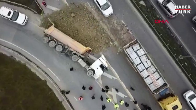 TEM'de hafriyat TIR'ı devrildi! Araç kuyruğu oluştu!