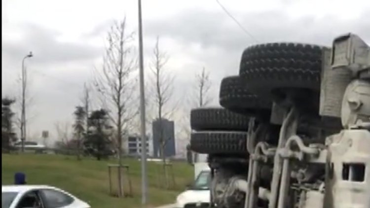 Beton mikseri otomobilin üzerine devrildi