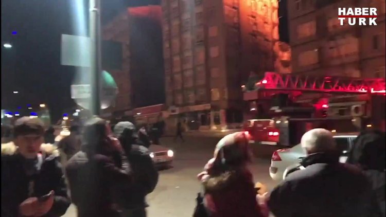 Elazığ'da deprem sonrası bir binada yangın çıktı