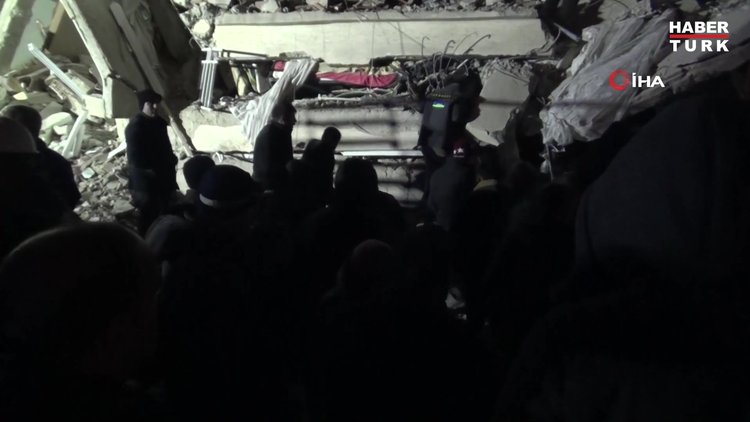Enkazdan 5 saat sonra 12 yaşındaki çocuk sağ çıkarıldı