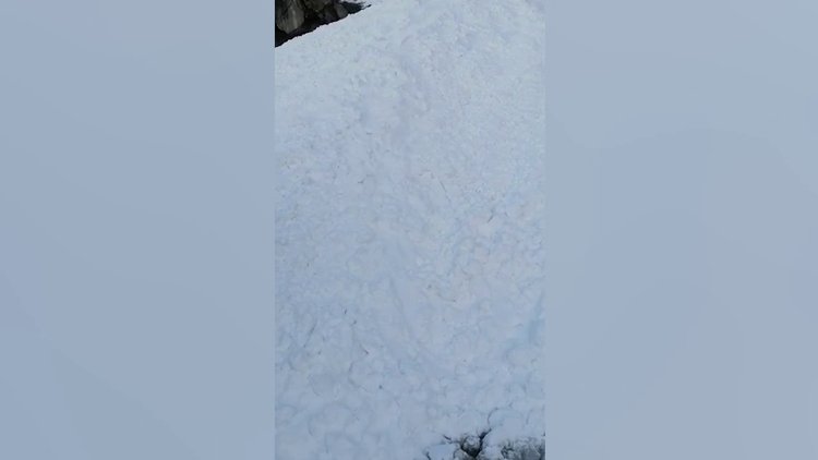 Çığ düştü yardım ekibi mahsur kaldı