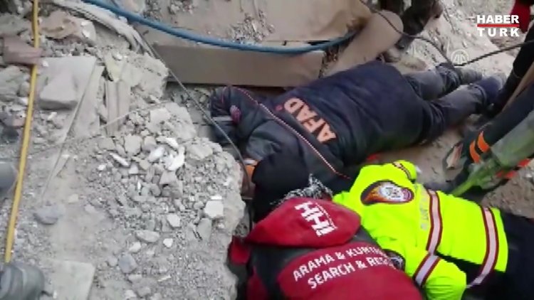 Arama kurtarma ekiplerinin enkaz altında kalan vatandaşla irtibatı kamerada