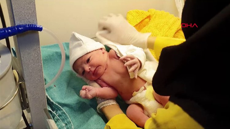 Elazığ'da meydana gelen 6.8'lik depreme bir kadın doğum sırasında yakalandı