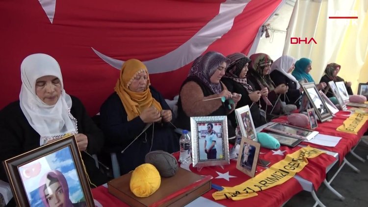 HDP önündeki aileler, depremzedelere atkı örüyor