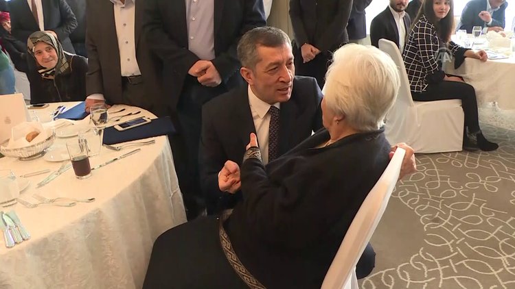 Milli Eğitim Bakanı Selçuk ile hayırsever arasında gülümseten diyalog