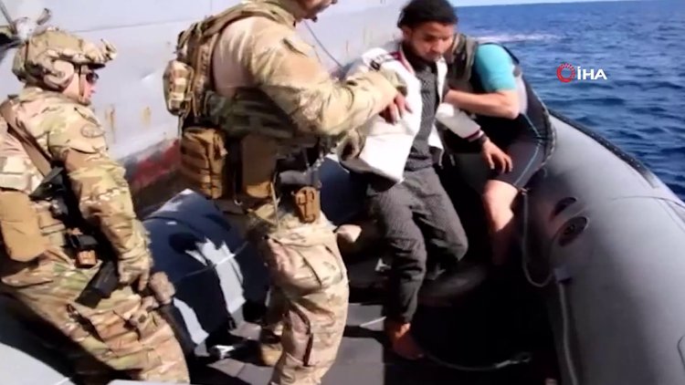 Orta Akdeniz'de görevde olan Gaziantep fırkateyni 30 mülteciyi böyle yakaladı