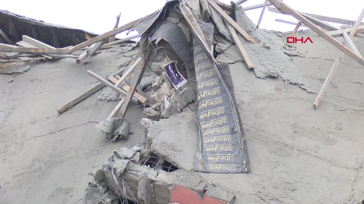 Depremde ağır hasar gören okullar yıkılıyor