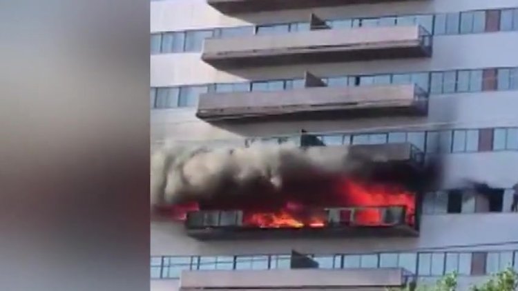 Los Angeles'ta yangın Çatıda mahsur kalanlar helikopter ile kurtarıldı