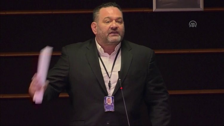 AP'de Türk bayrağını yırtan Yunan vekile sert tepki