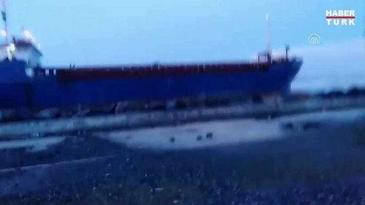 Dörtyol'da kargo gemisi karaya oturdu