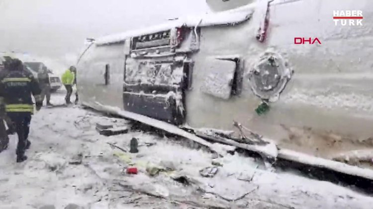 Erzincan'da yolcu otobüsü şarampole devrildi: 46 yaralı