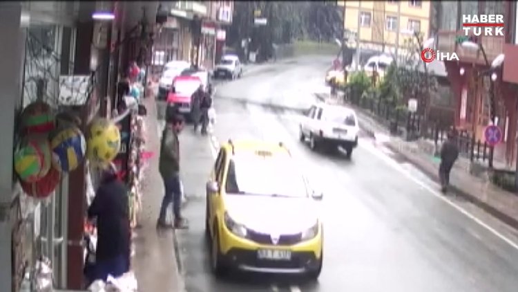 Kopan kayalar faciaya sebep oluyordu...Otomobilin yamaçtan kopan kayalardan kıl payı kurtulduğu anlar kamerada