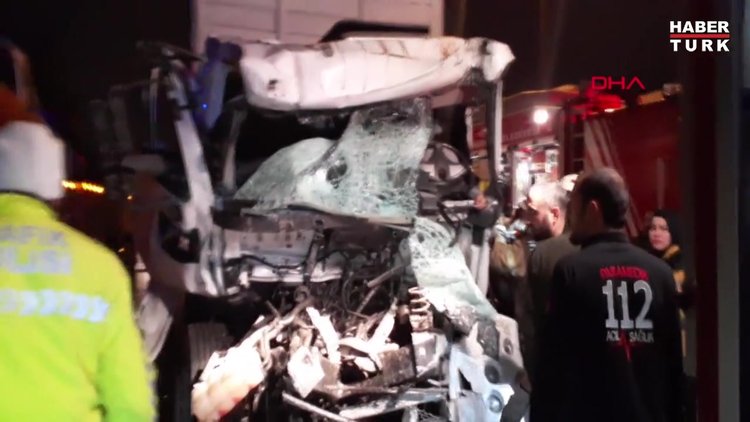 TEM Otoyolu'nda 2 kamyon çarpıştı! 1 ölü, 1 yaralı