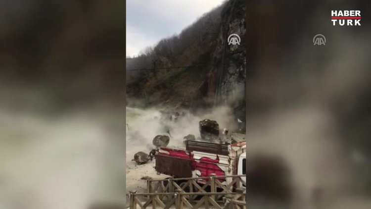 Giresun-Dereli karayolunda toprak kayması
