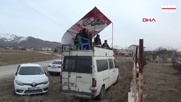 Takımının maçlarını minibüs üzerine yaptığı seyyar tribünde mangal yaparak izliyor