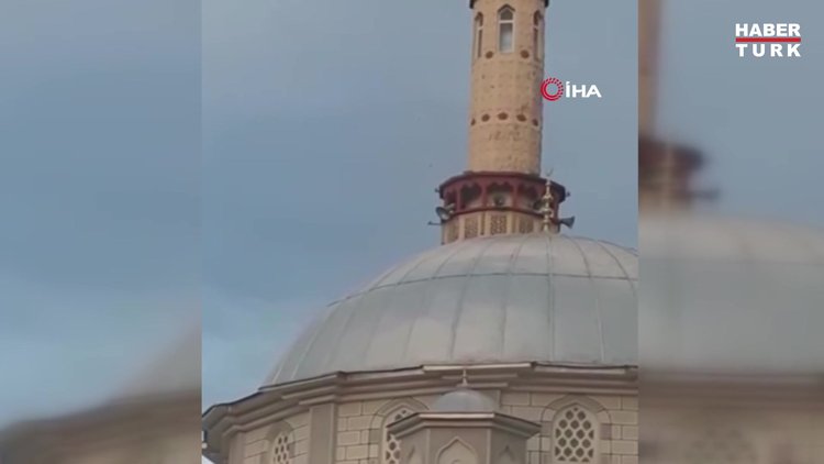 Fırtına minareyi beşik gibi böyle salladı
