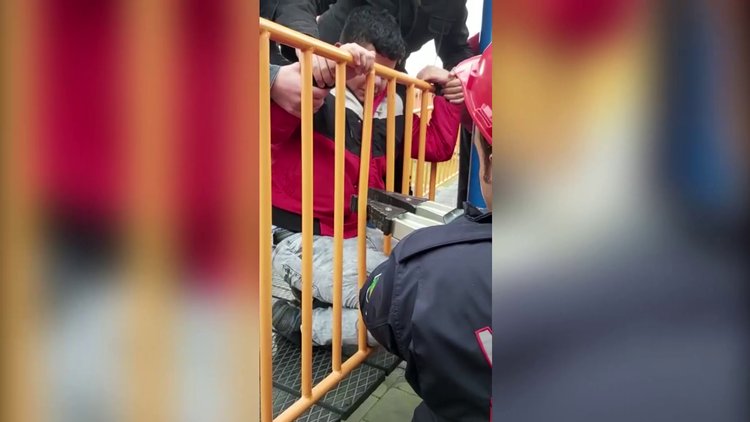 Oyun oynarken ayağı sıkışan çocuğu itfaiye ekipleri kurtardı