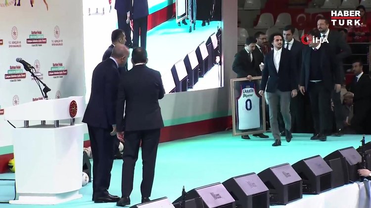 Cumhurbaşkanı Erdoğan, Larkin'e A Milli Takım forması hediye etti