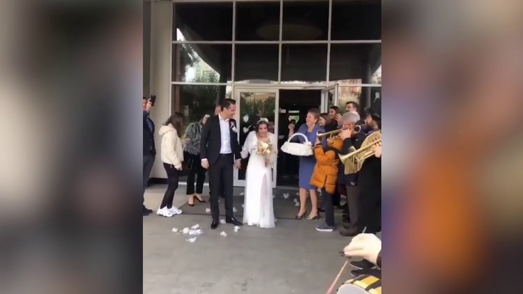 Şarkıcı Merve Özbey bu akşam evleniyor