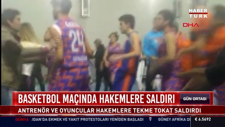Basketbol maçında hakemlere saldırı