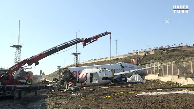 Pistten çıkan uçağın enkazını kaldırma çalışmaları sürüyor