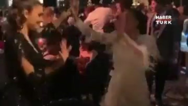 Merve Özbey düğününde, Hande Erçel ile kurtlarını döktü