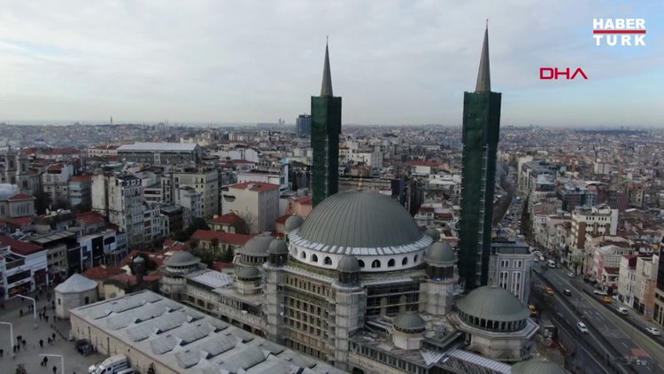 Taksim Camii'nin pencere camları takılıyor!