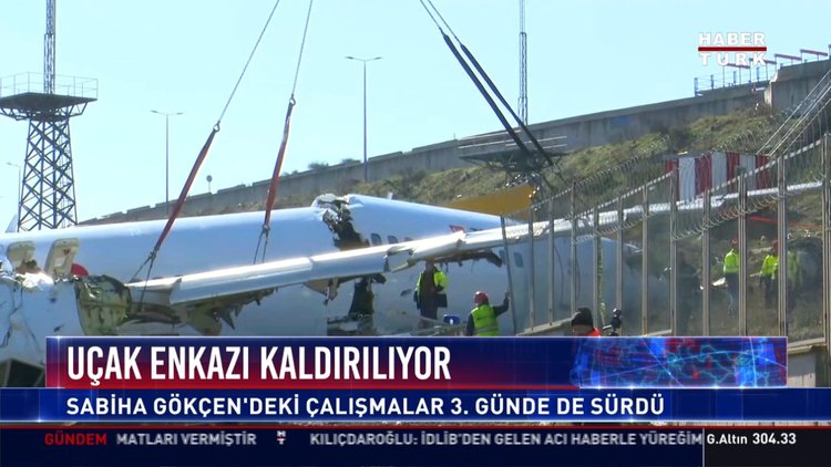 Uçak enkazı kaldırılıyor