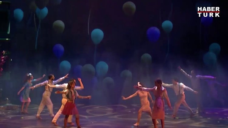 Sezen Aksu 'İzmir'in Kızları'nı seyretti