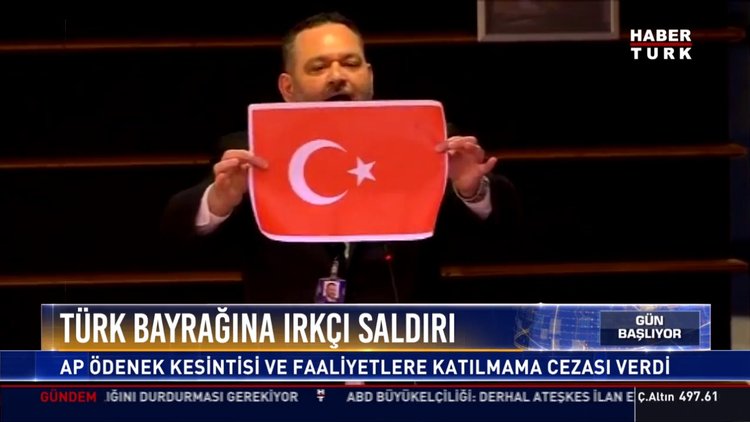 Türk bayrağına ırkçı saldırı