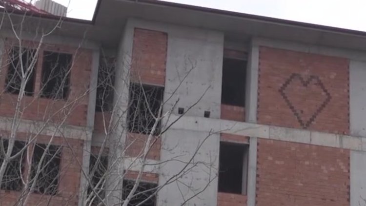 İnşaat ustası, nişanlısına sevgisini kalp deseniyle ördüğü duvarla gösterdi