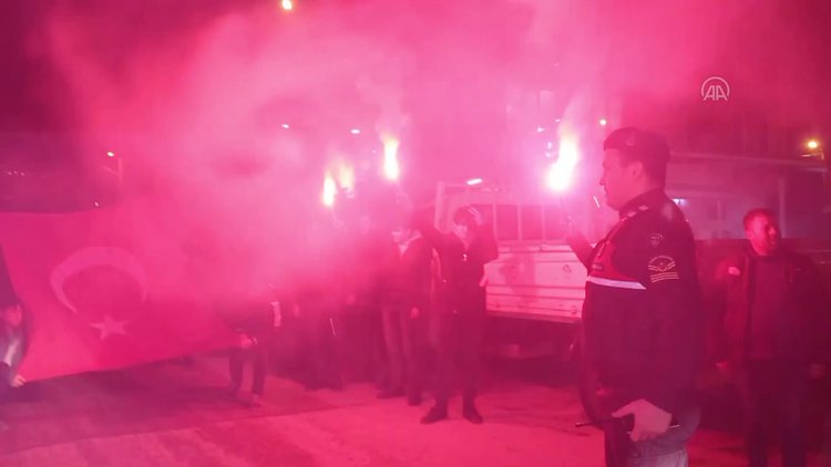 Kavga ihbarına gelen jandarmalara meşale ve bayrak sürprizi