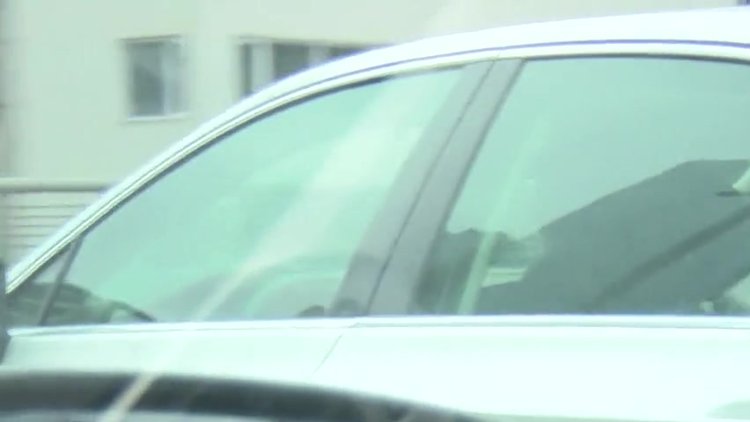 D-100'de kucağında çocukla otomobil kullandı