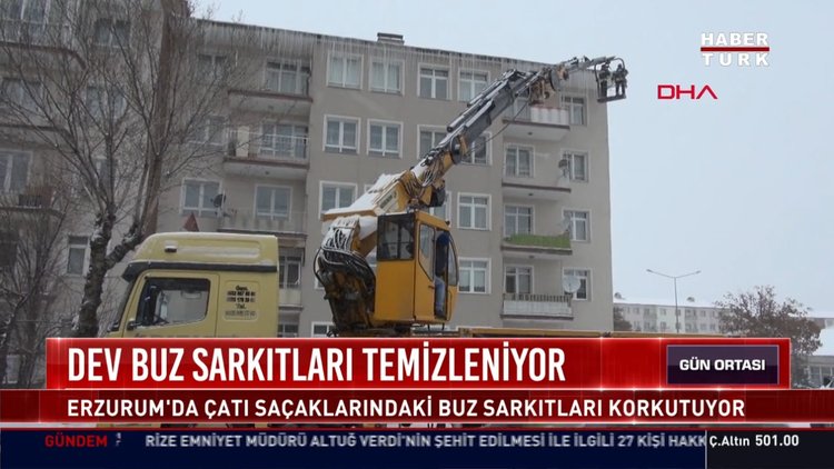 Dev buz sarkıtları temizleniyor