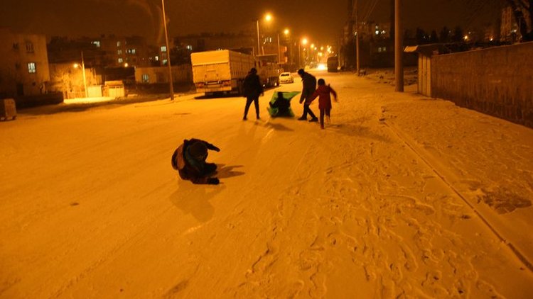 Kar yağışını gören Diyarbakırlılar kar topu oynayarak eğlendiler