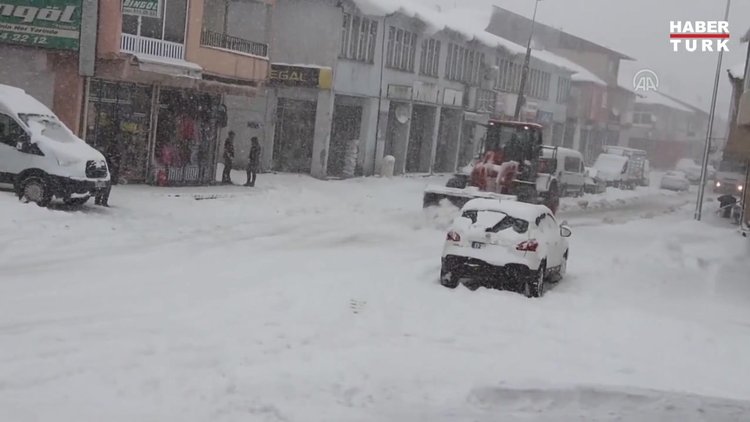 Karlıova'da kar kamyonlarla ilçe dışına taşınıyor