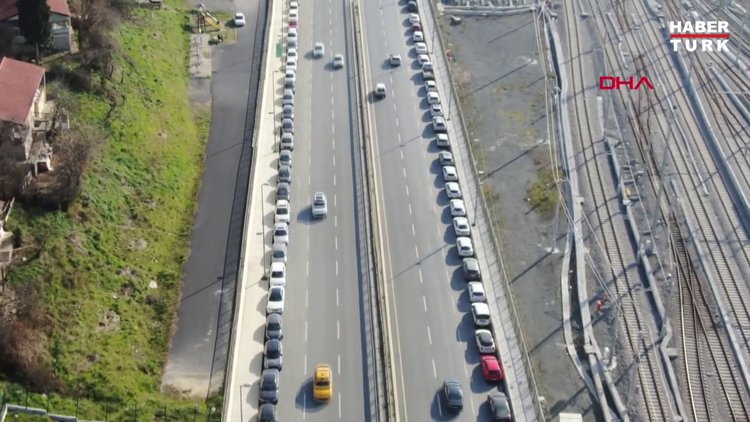 Halkalı- Marmaray İstasyonu çevresine park eden yüzlerce araç ahvadan görüntülendi