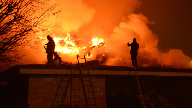Adana'da fabrika yangını! Saatlerdir söndürülemedi