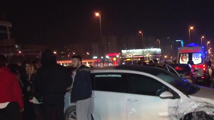 Makas atan sürücü zincirleme kazaya neden oldu: 1 yaralı