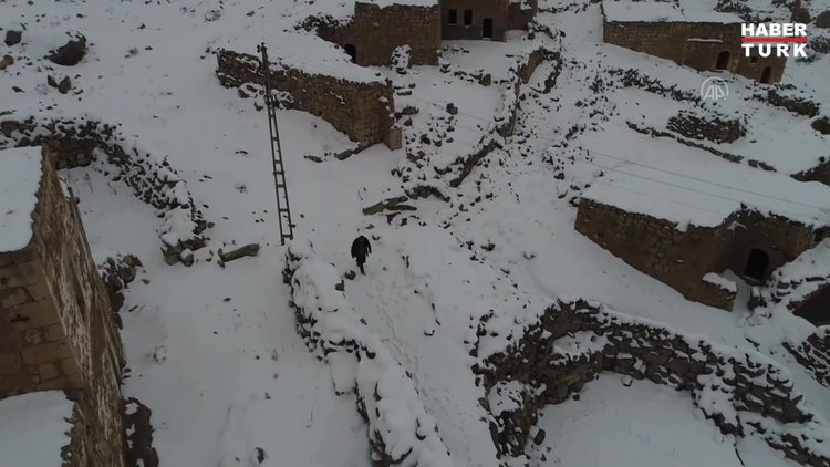 Asırlık köyün tek sakini hem anılarının hem tarihin bekçisi
