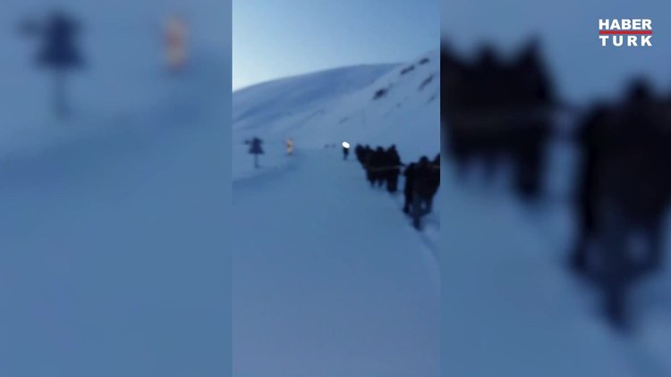 Hamile kadın kızakla ambulansa kadar taşındı