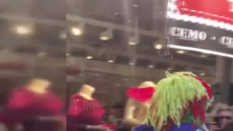 Tipini beğenmediği palyaçoya saldırdı... O anlar kamerada