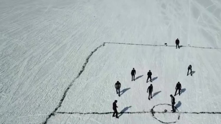 Buz tutan Çıldır Gölü'nde futbol keyfi
