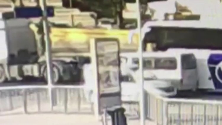 Yol verme kavgasında otobüsün altında kaldı... O anlar kamerada