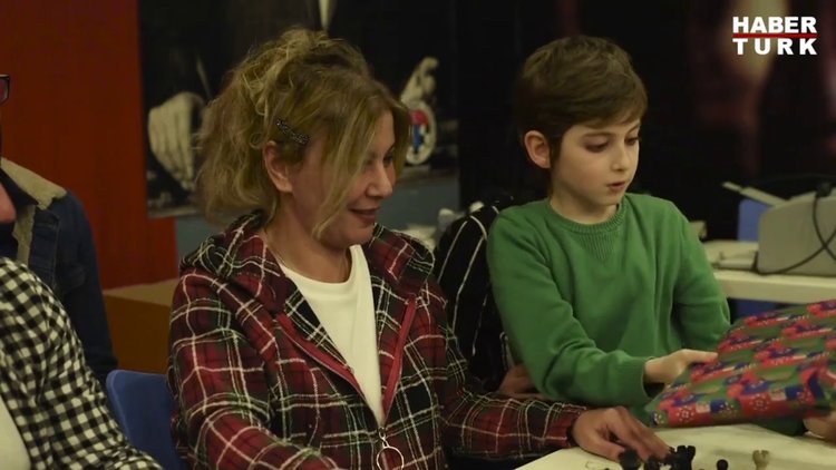 Habertürk'ten Atakan'a kitap hediyesi