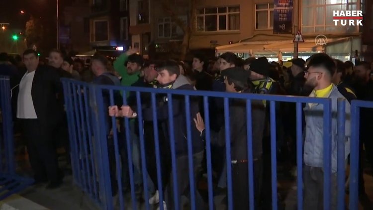 Fenerbahçe taraftarı maçın ardından Ali Koç ve Ersun Yanal'ı protesto etti