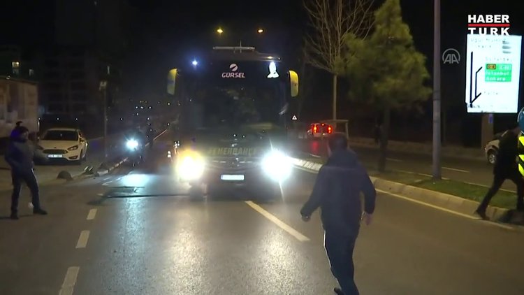 Fenerbahçe otobüsüne taşlı ve yumurtalı saldırı!