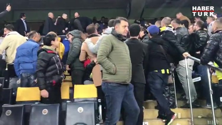 Kadıköy'de Koç ve Yanal'a istifa çağrısı!